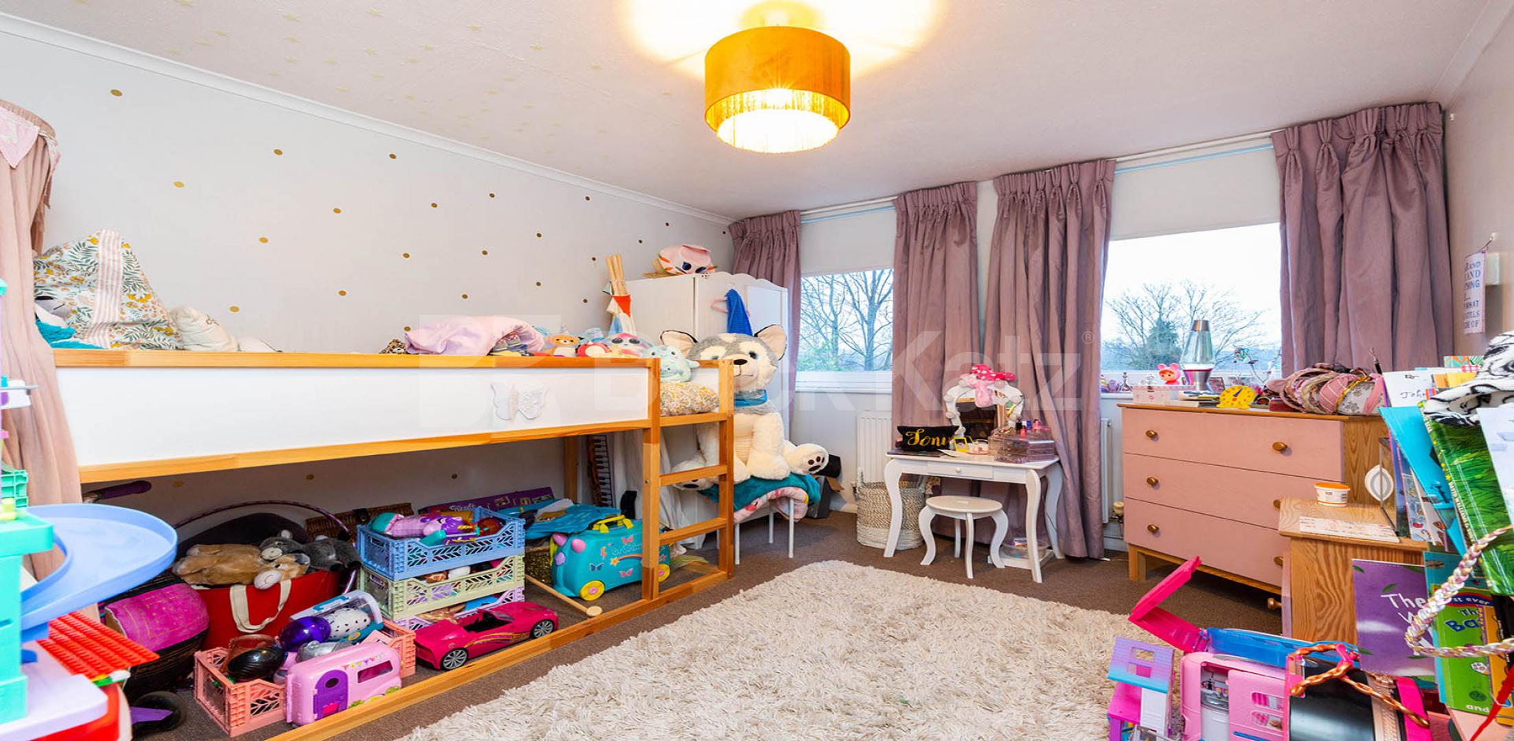 			SPACIOUS 2 BED !, 2 Bedroom, 1 bath, 1 reception Flat			 Hillside, Crouch End Hill, Crouch End